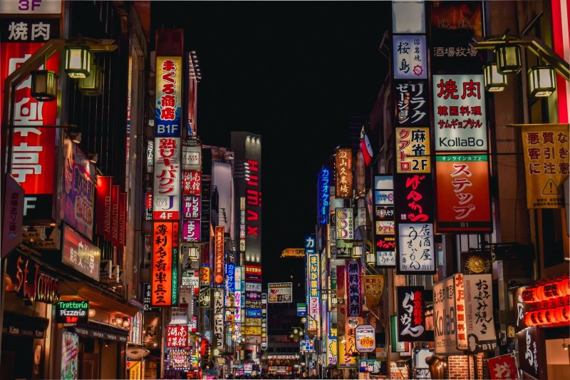Japón: neones y carteles luminosos en Kabukicho, Shinjuku. Tokio