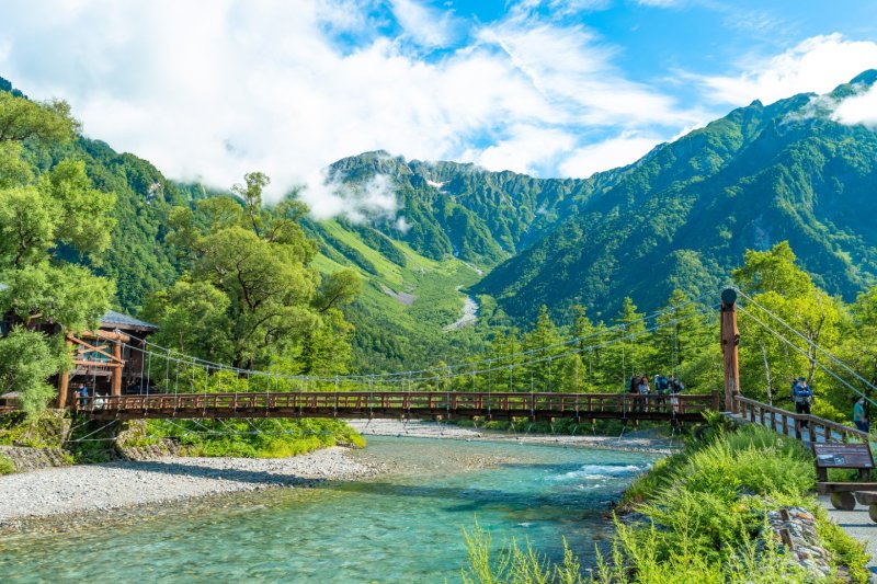 Japón: el puente Kappa sobre el río Azusa en Kamikochi