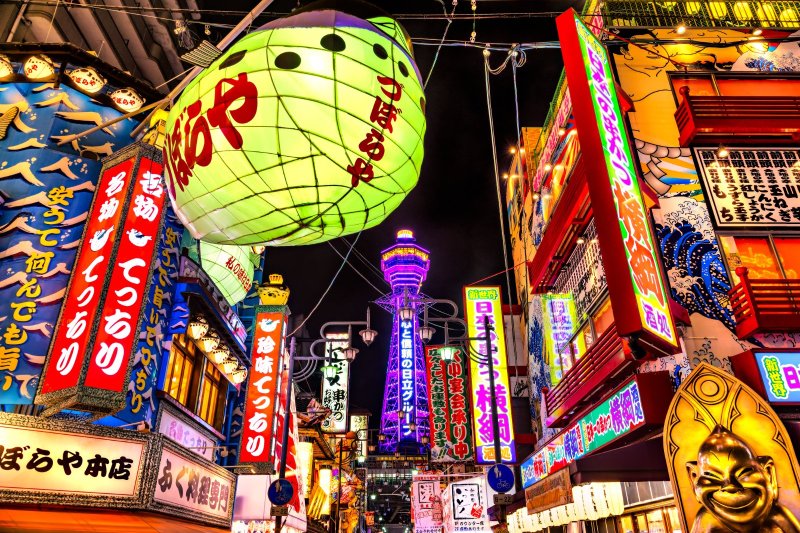 Japón: la torre Tsutenkaku iluminada en el barrio Shinsekai de Osaka