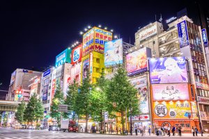 Japón: neones y pantallas gigantes en el barrio electrónico de Akihabara