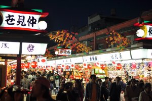 Japón: ambiente nocturno en Nakamise-dori junto al templo Senso-ji en Tokio