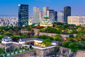 Japón: el castillo de Osaka entre jardines y murallas históricas