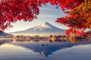 Japón: el monte Fuji al amanecer con hojas rojas en el lago Kawaguchiko