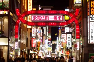 Japón: entrada principal de Kabukicho en Shinjuku, Tokio