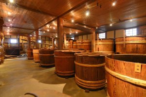 Japón: ambiente tradicional en una destilería japonesa de sake