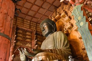 Japón: la estatua de Buda Vairocana en el templo Todai-ji, Nara