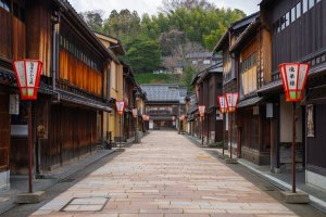 Japón: calles tradicionales del barrio Higashi Chaya en Kanazawa