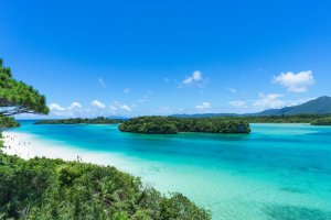 Japón: aguas turquesas en la bahía de Kabira, en Ishigaki-jima, Okinawa