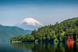Japón: Hakone paisaje sereno, el lago Ashi con el Fuji nevado