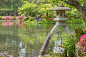 Japón: linterna de piedra Kotoji en el jardín Kenroku-en