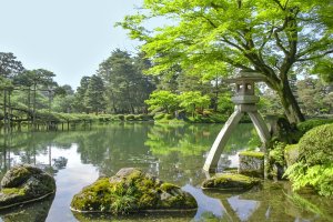 Japón: linterna Kotoji en el jardín Kenroku-en en Kanazawa