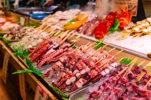Japón: puestos de marisco en el mercado Nishiki de Kioto