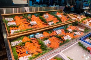 Japón: puestos de cangrejo fresco en el mercado Omicho de Kanazawa