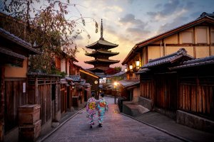 Japón: mujeres con kimono tradicional junto a la pagoda Yasaka en Kioto