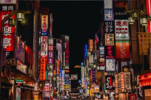 Japón: neones y carteles luminosos en Kabukicho, Shinjuku. Tokio