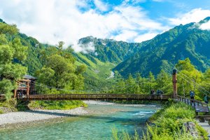 Japón: el puente Kappa sobre el río Azusa en Kamikochi