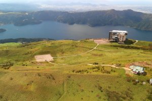 Japón: vista aérea del santuario en la cima del monte Komagatake en Hakone