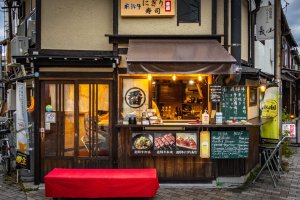 Japón: tiendas tradicionales en la calle Kami-Sannomachi de Takayama