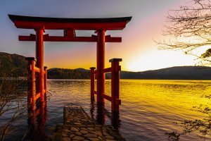 Japón: el torii Heiwa junto al lago Hakone al atardecer
