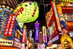 Japón: la torre Tsutenkaku iluminada en el barrio Shinsekai de Osaka