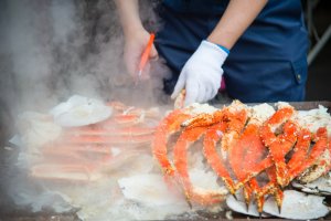 Japón: patas de cangrejo y marisco preparado en el mercado Tsukiji de Tokio