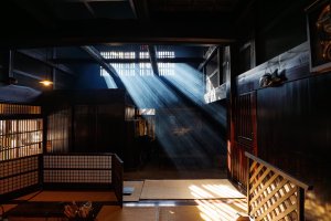 Japón: la luz atravesando las ventanas del Waki-honjin de Tsumago-juku, Nagano