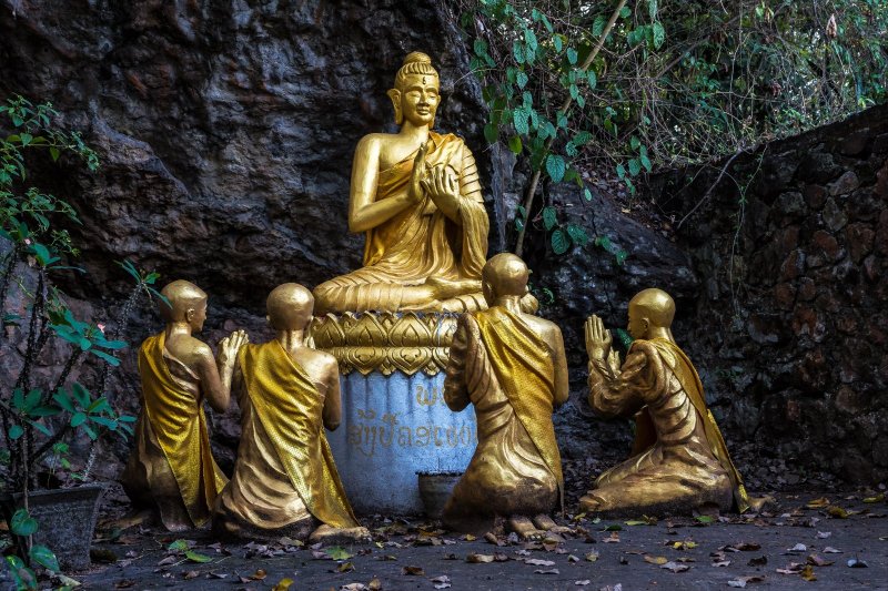 Laos: estatuas en el monte Phousi en Luang Prabang