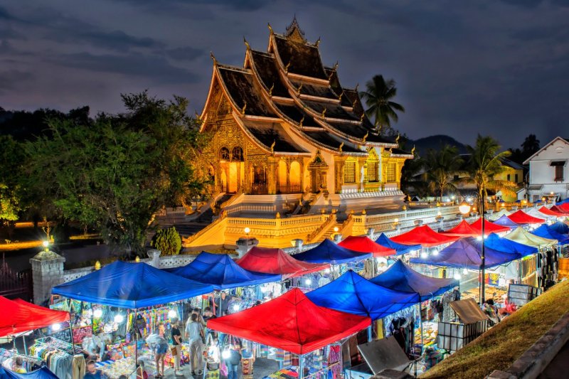 Laos: Palacio Dorado Haw Kham en el mercado nocturno de Luang Prabang
