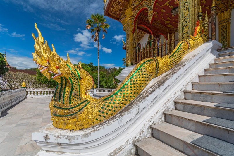 Laos: serpientes naga doradas en la capilla del Palacio Real de Luang Prabang