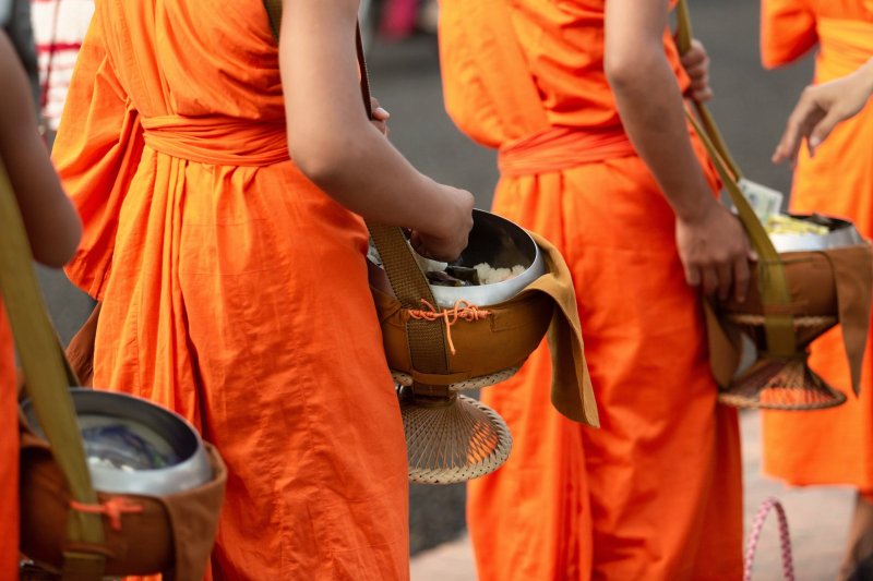 Laos: monjes budistas en la tradicional ceremonia de ofrendas matutinas de Luang Prabang