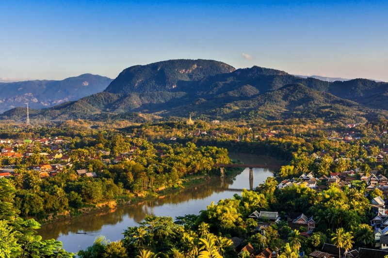 Laos: vista panorámica de Luang Prabang al atardecer desde el monte Phousi