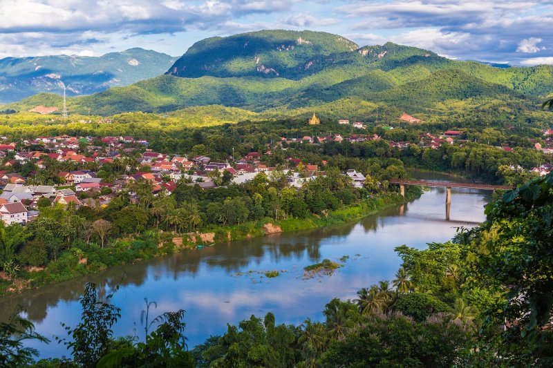Laos: luz dorada sobre Luang Prabang, el río Nam Khan y las montañas