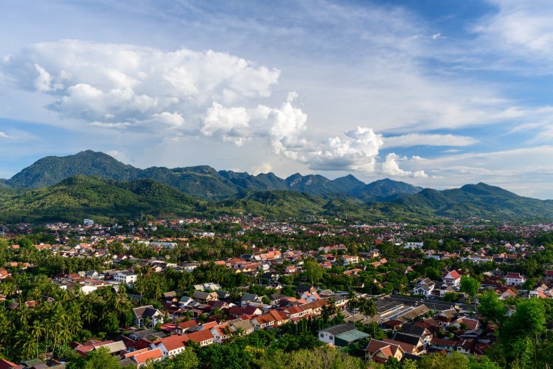Laos: vista panorámica de Luang Prabang entre colinas verdes