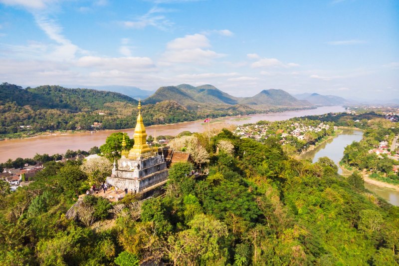 Laos: pagoda dorada de Wat Chom Si en la cima del monte Phou Si