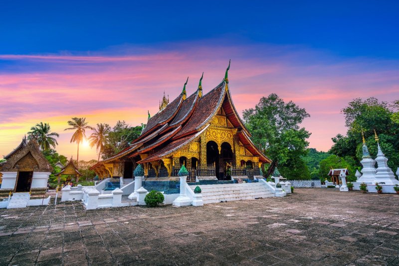 Laos: Wat Xieng Thong al atardecer en Luang Prabang