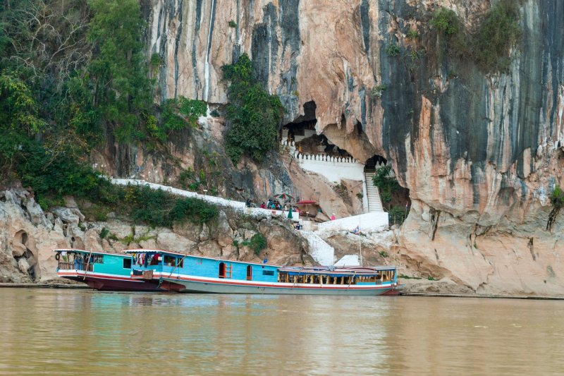 Laos: templo de Pak Ou junto al río Mekong