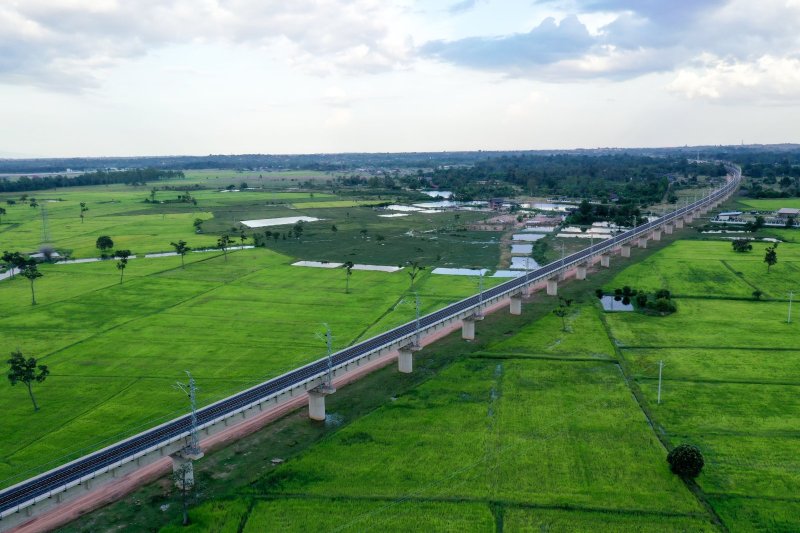 Laos: vista aérea de un puente ferroviario del tren Laos-China