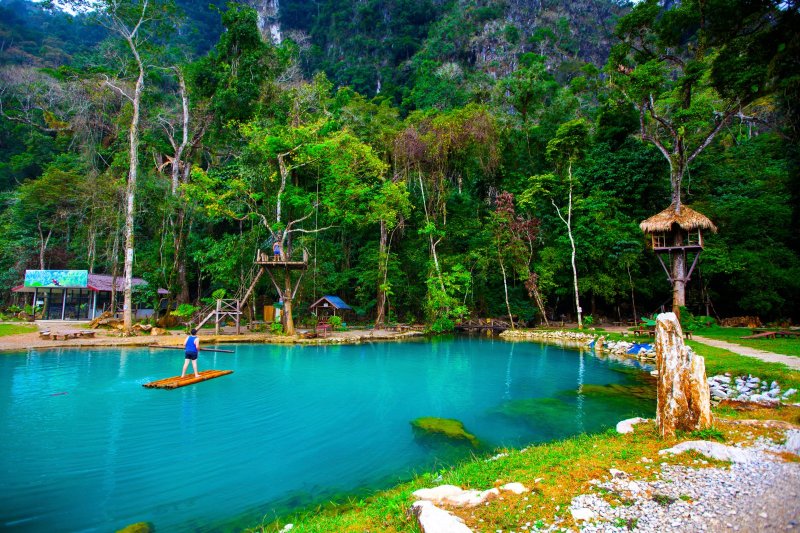 Laos: aguas turquesas de la Laguna Azul de Vang Vieng