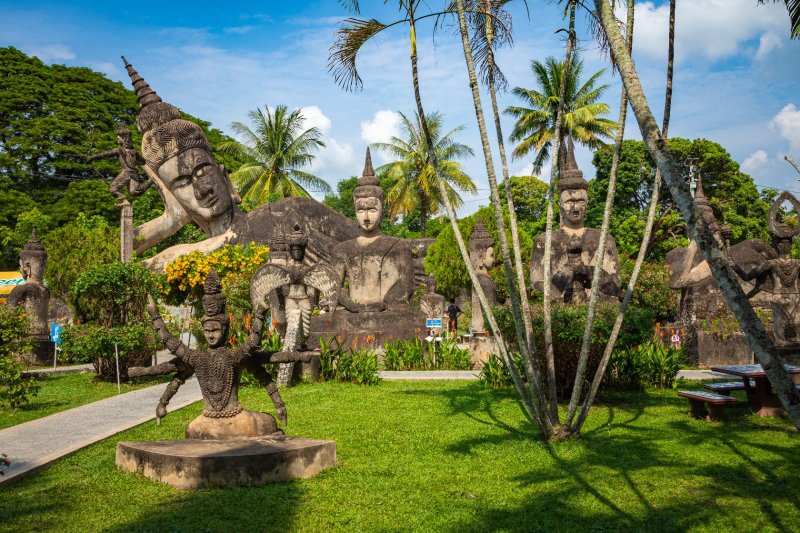 Laos: esculturas budistas monumentales del parque Xieng Khouane en Vientián