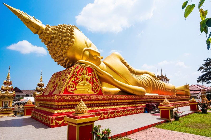 Laos: estatua de Buda reclinado en Wat Pha That Luang, Vientián