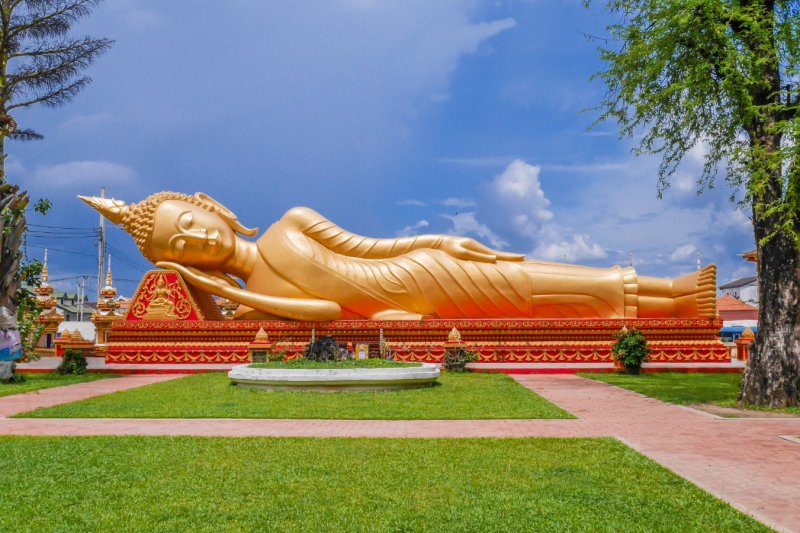 Laos: estatua de Buda reclinado en Wat Pha That Luang, Vientián