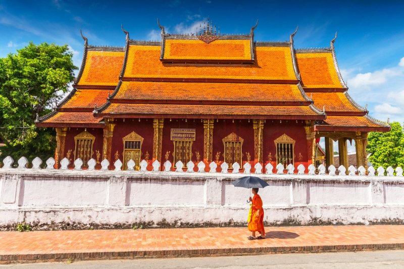 Laos: un monje budista frente al templo Wat Sen de Luang Prabang