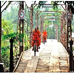 Laos_monjes en bici
