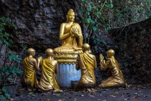 Laos: estatuas en el monte Phousi en Luang Prabang