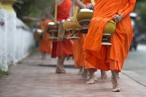 Laos: monjes budistas en la tradicional ceremonia de ofrendas matutinas de Luang Prabang