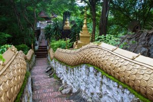 Laos: escaleras del monte Phousi en Luang Prabang