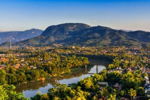 Laos: vista panorámica de Luang Prabang al atardecer desde el monte Phousi