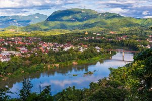Laos: luz dorada sobre Luang Prabang, el río Nam Khan y las montañas