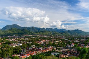 Laos: vista panorámica de Luang Prabang entre colinas verdes