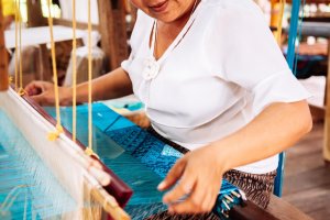 Laos: artesanía textil tradicional con seda en un telar laosiano